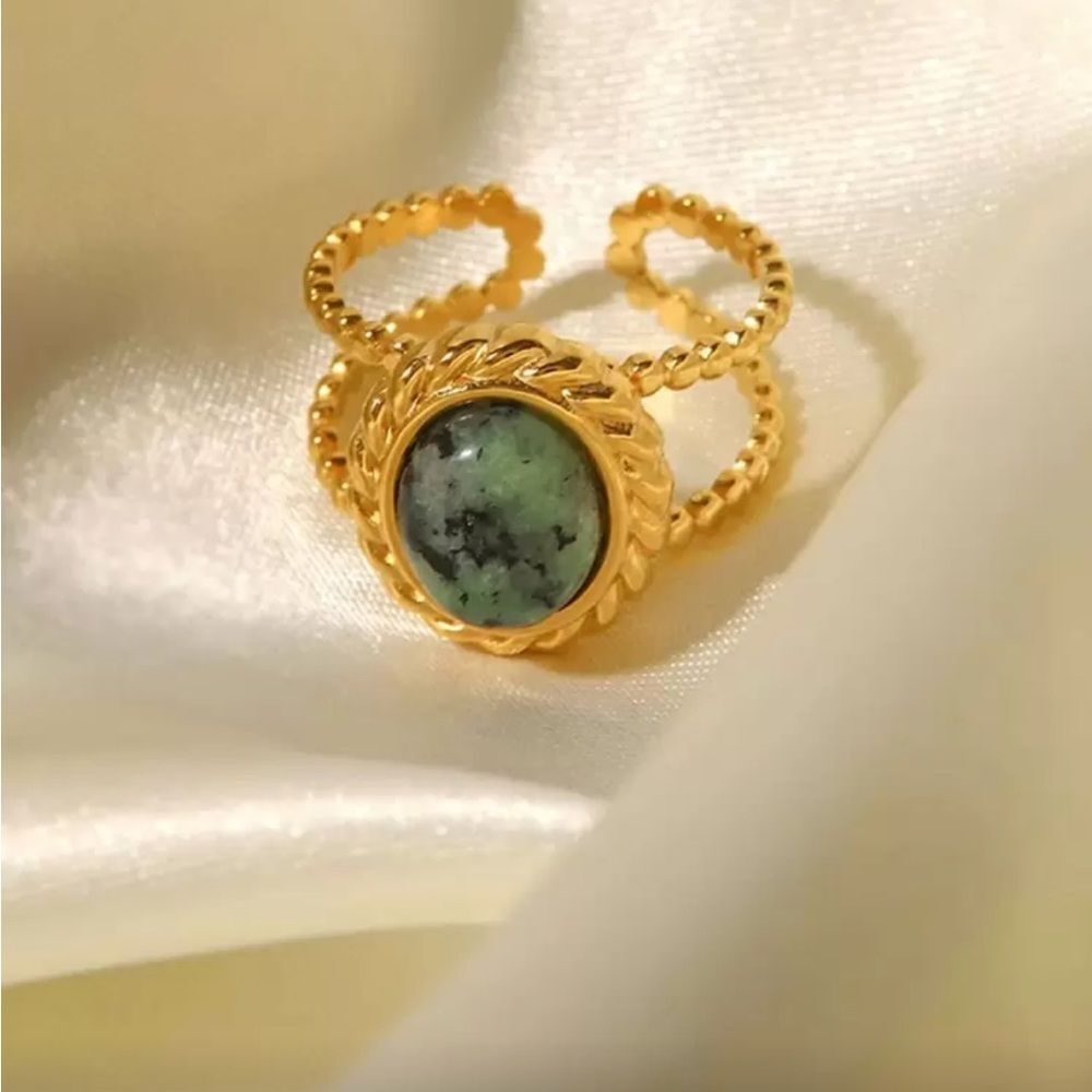 Gold and Black Stone Ring Q606 - Picture 2 of 6